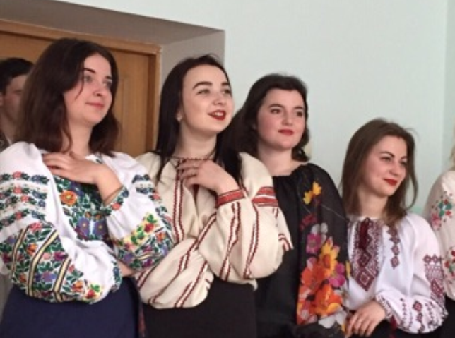 «До філологів -  з любов’ю»